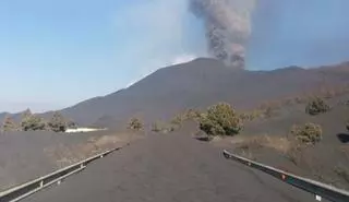 La ceniza del volcán cubre casi 6.700 hectáreas de La Palma y la lava arrasa 998