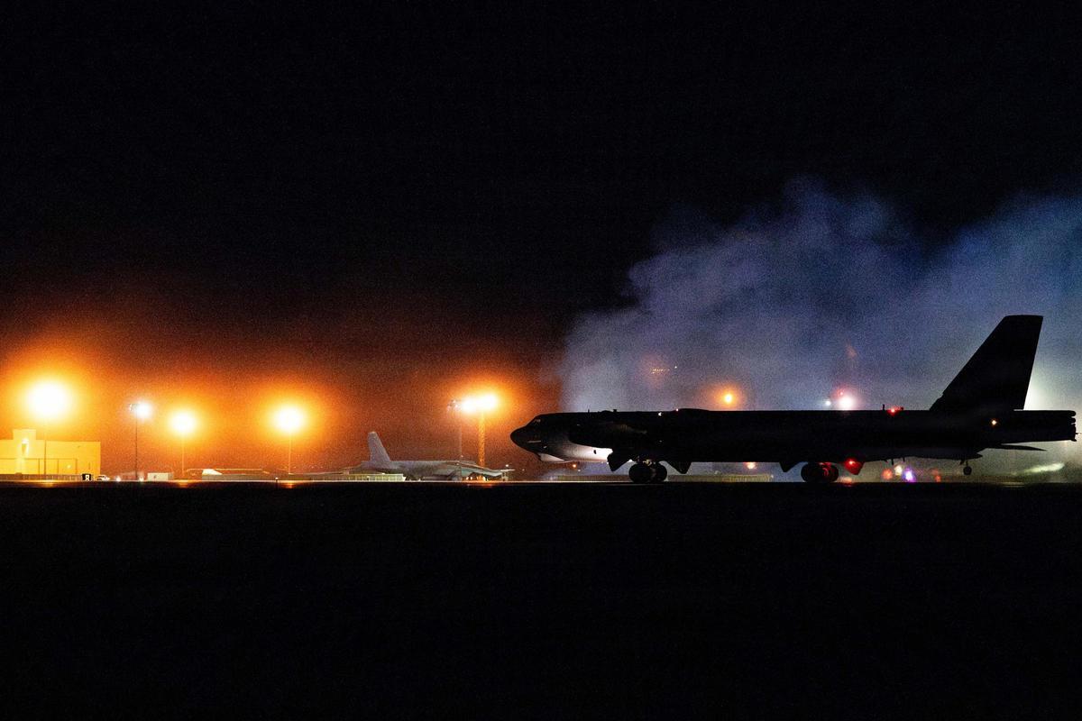 Un bombardero B-52 Stratofortress, en una pista no identificada de Oriente Medio.