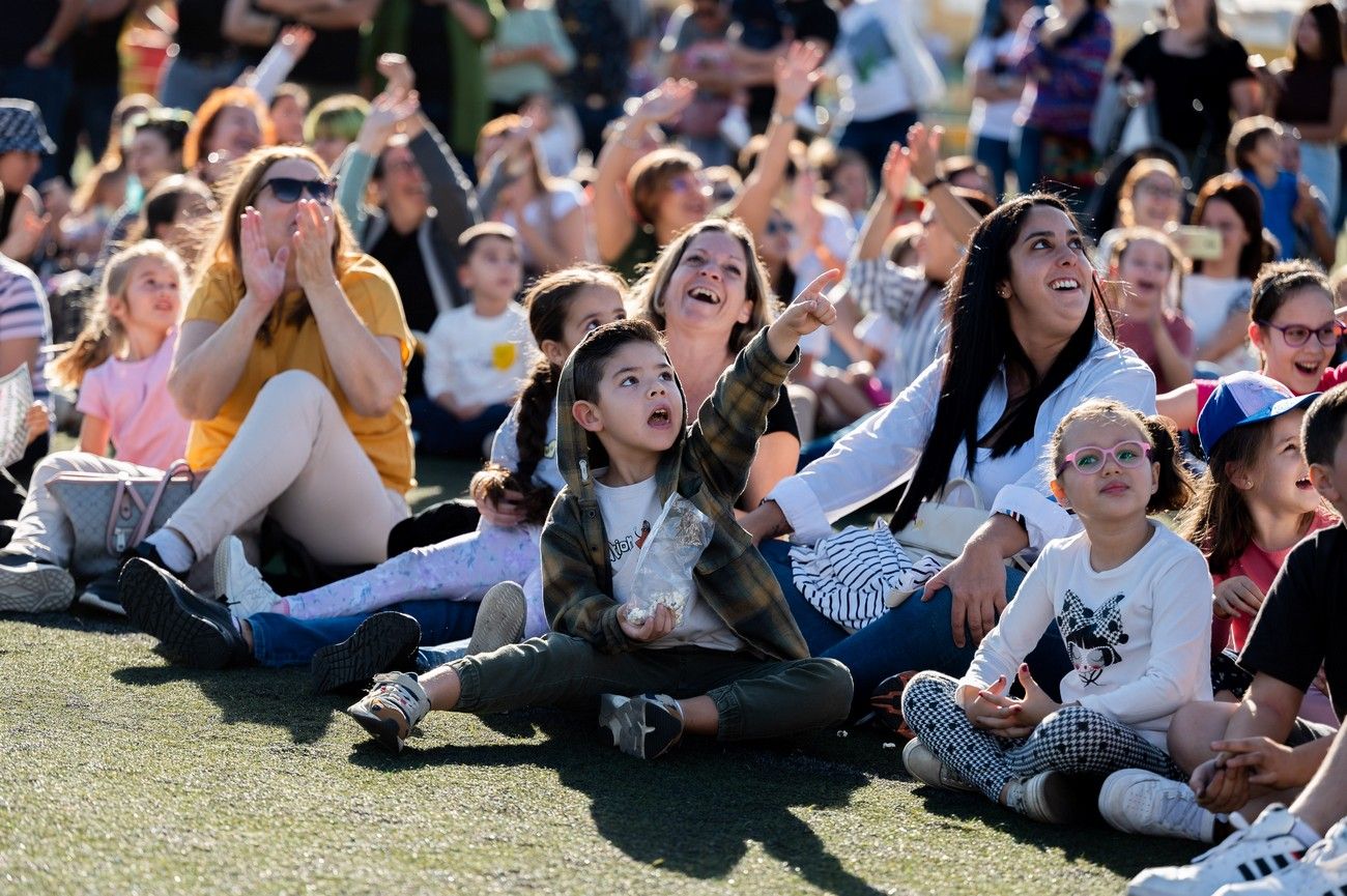 Miles de personas llenan de ilusión el Estadio de Barrial en la llegada de los Reyes Magos