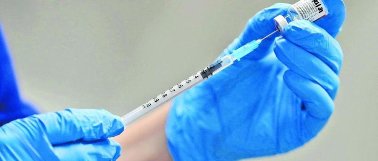 Una vacuna de Pfizer lista para ser inyectada en un paciente. | FRANK AUGSTEIN