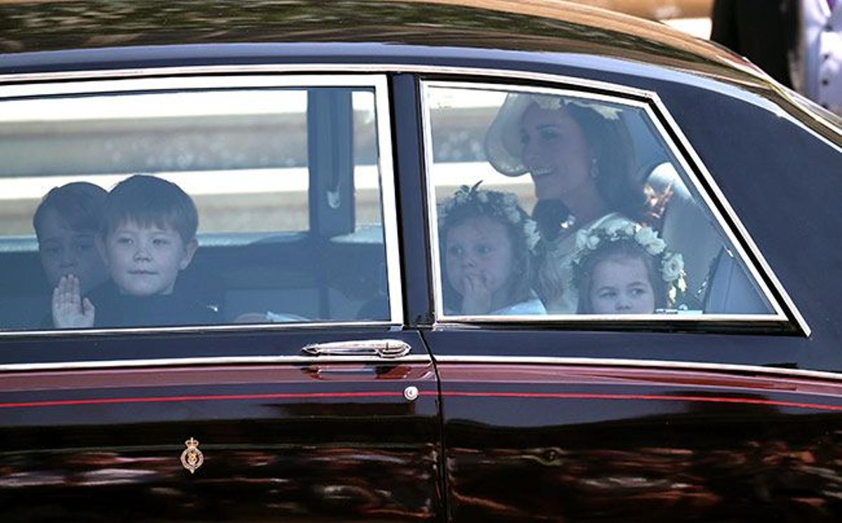 Kate Middleton rodeada de niños