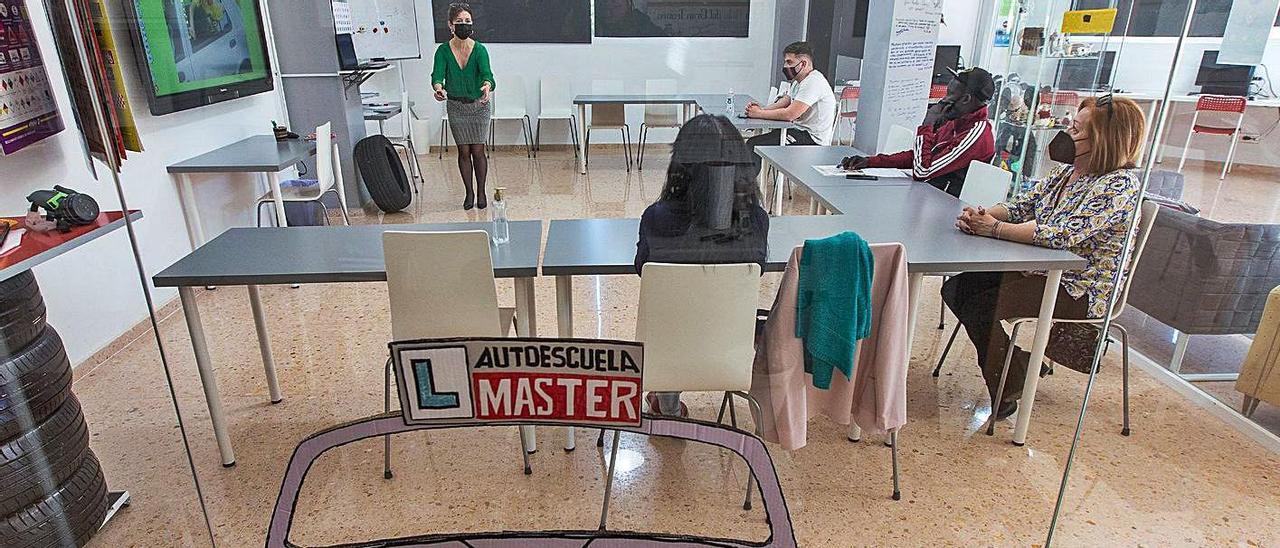 Clase teórica en una autoescuela de la provincia. 