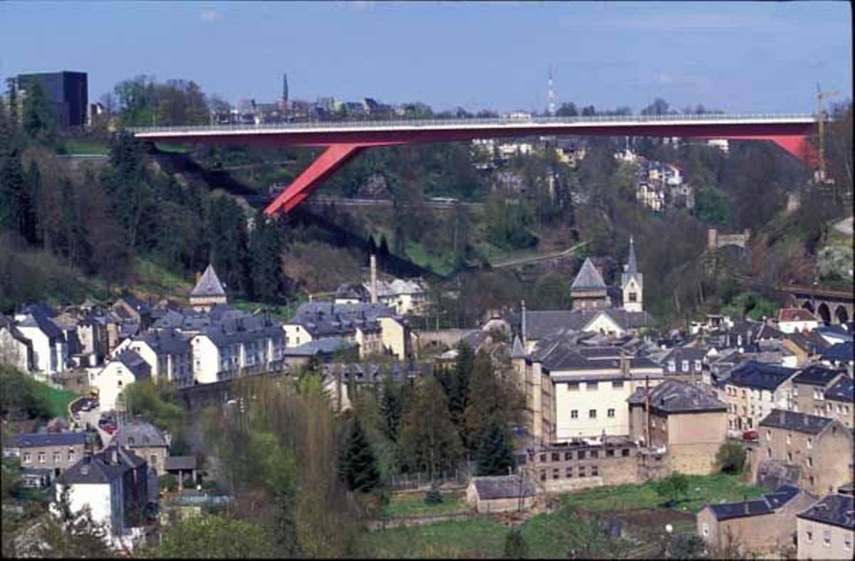 El puente Gran Duquesa Carlota en Luxemburgo une la zona de Kirchberg con el centro de la ciudad.