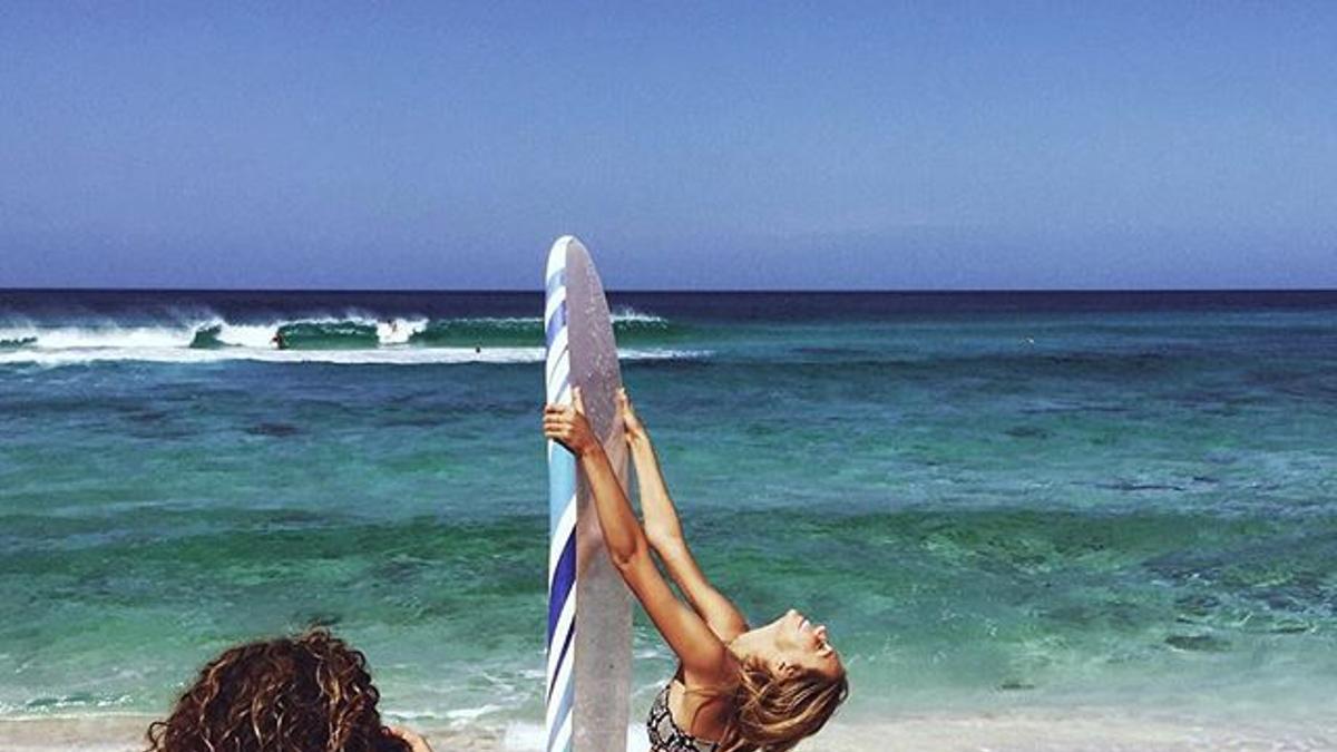 Jay Alvarrez y Alexis Ren en la playa