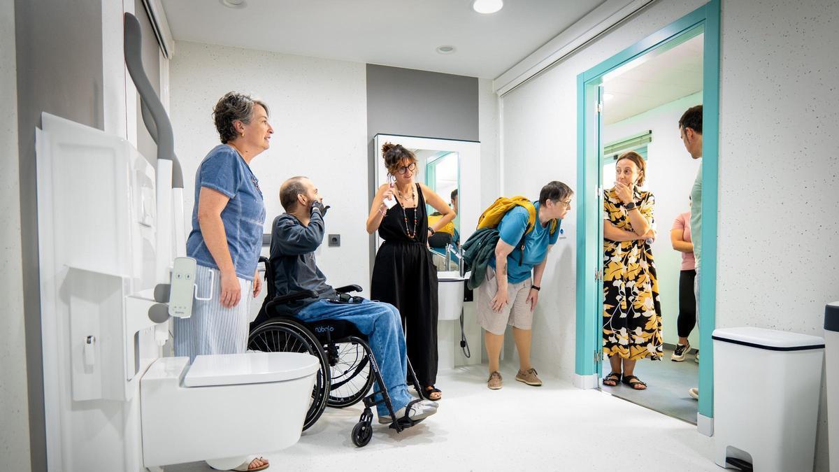 Las concelleiras durante la inauguración del servicio.