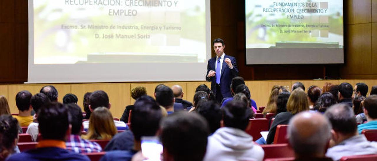 José Manuel Soria durante la conferencia que impartió ayer en la sala de grados de la Facultad de Economía, Empresa y Turismo de la ULPGC.