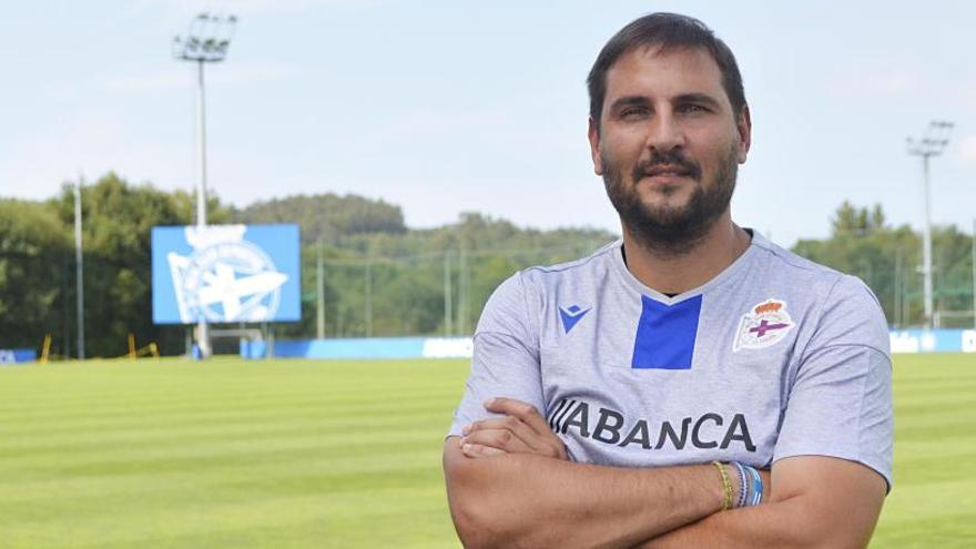 Manu Sánchez posa en Abegondo antes de la sesión de ayer.