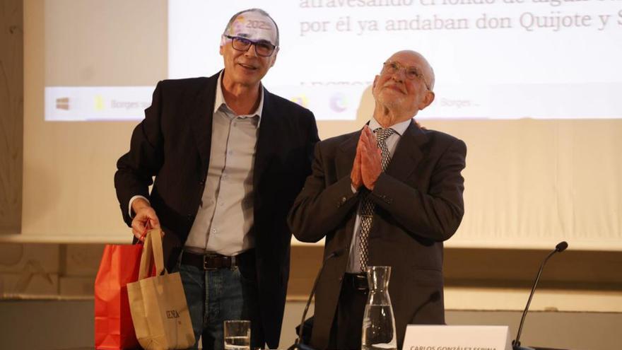 Por la izquierda, Carlos González Espina y Jesús Menéndez Peláez, ayer, en el Antiguo Instituto.