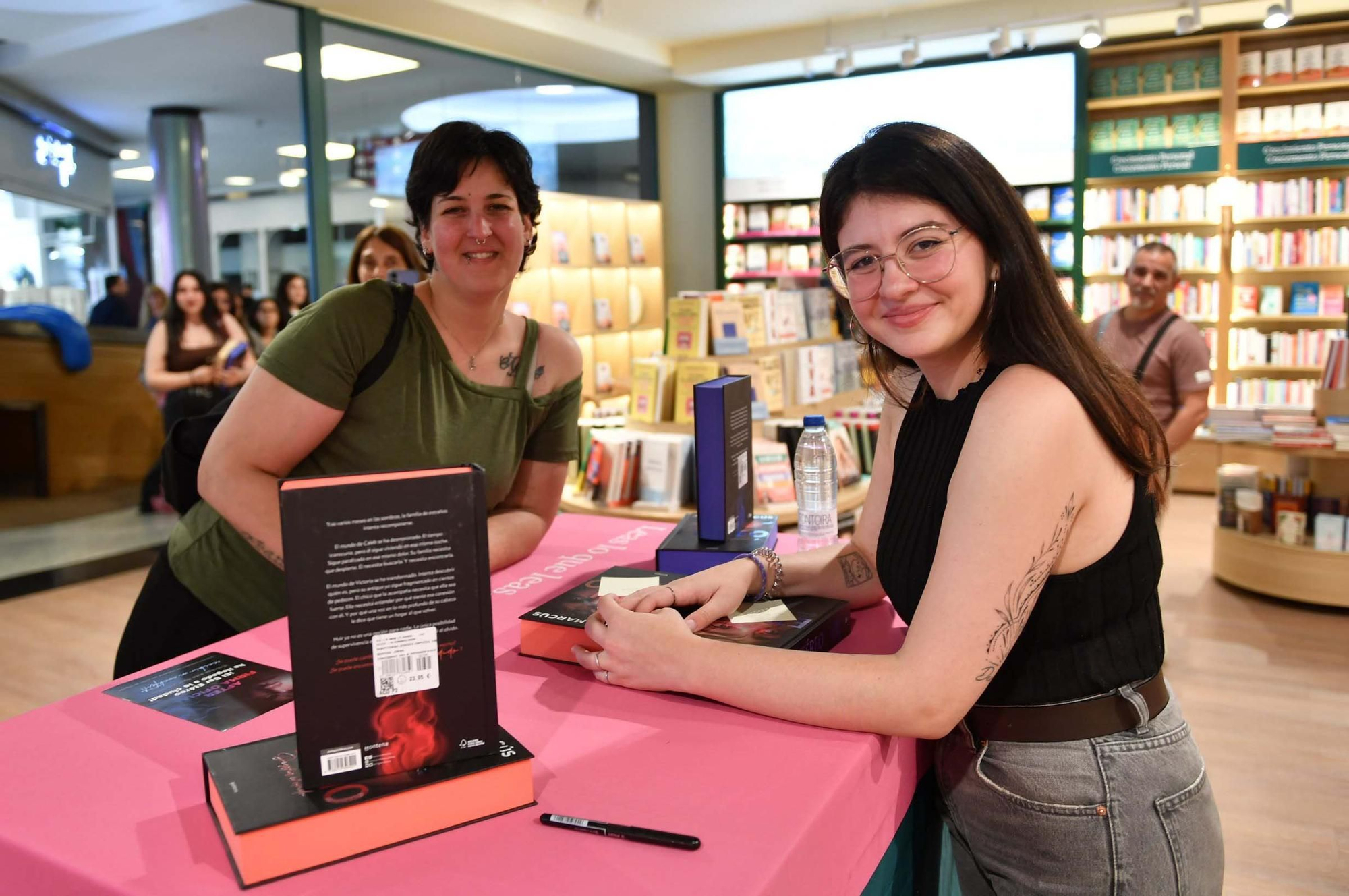 Colas en A Coruña para la firma de libros de Joana Marcús