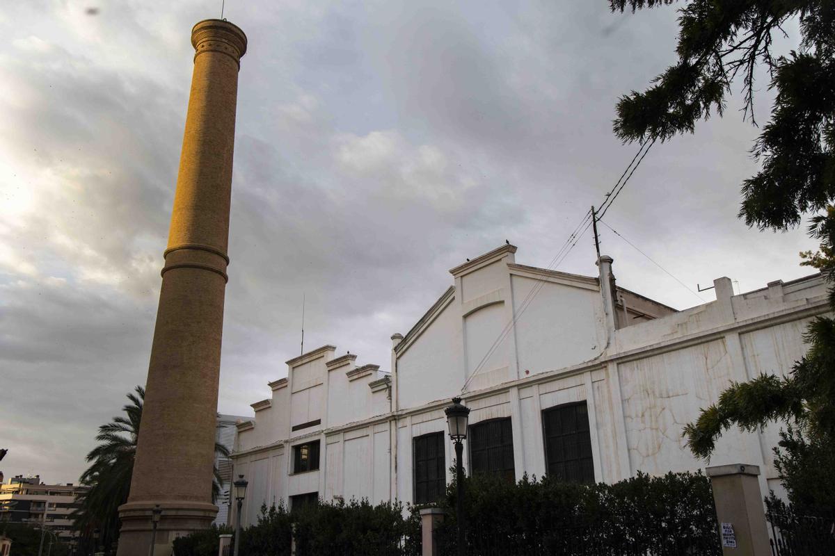 Chimenea situada en Avenida Gaspar Aguilar 54, en la antigua fábrica térmica “La Valenciana” y actualmente integrada en la parcela de la Subestación de Patraix.