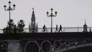 El Puente de Triana y Reyes Católicos estrenan pavimento "de primera calidad" tras más de 10 años