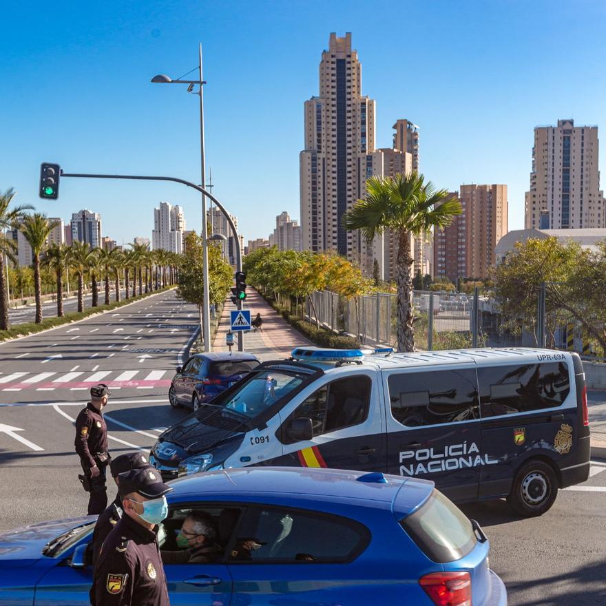 Los controles policiales provocan colas kilométricas en Alicante