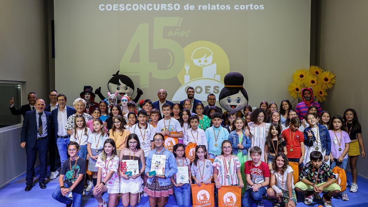 Foto de familia de los ganadores y finalistas que asistieron a la gala, junto con los responsables de Coes y la organización.