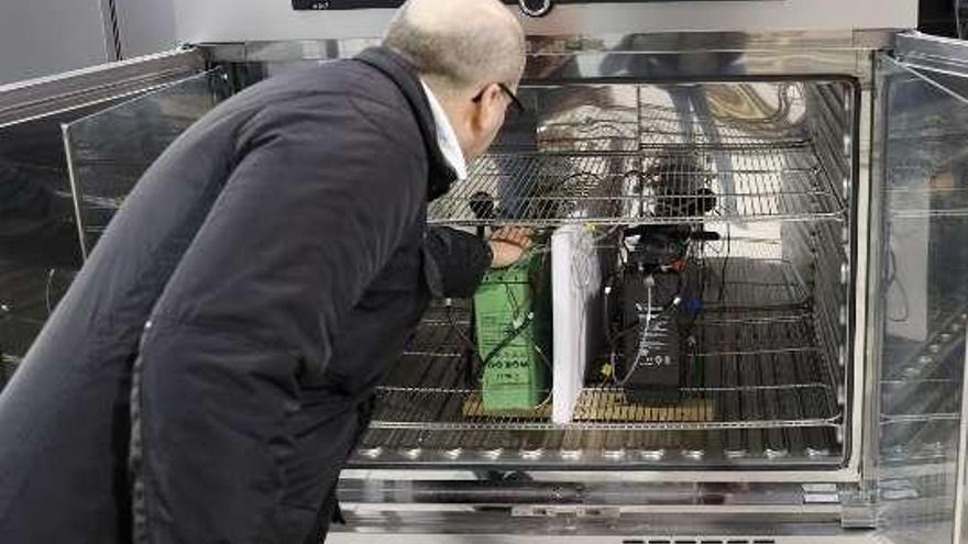 Ensayos con baterías en un laboratorio de la Universidad.