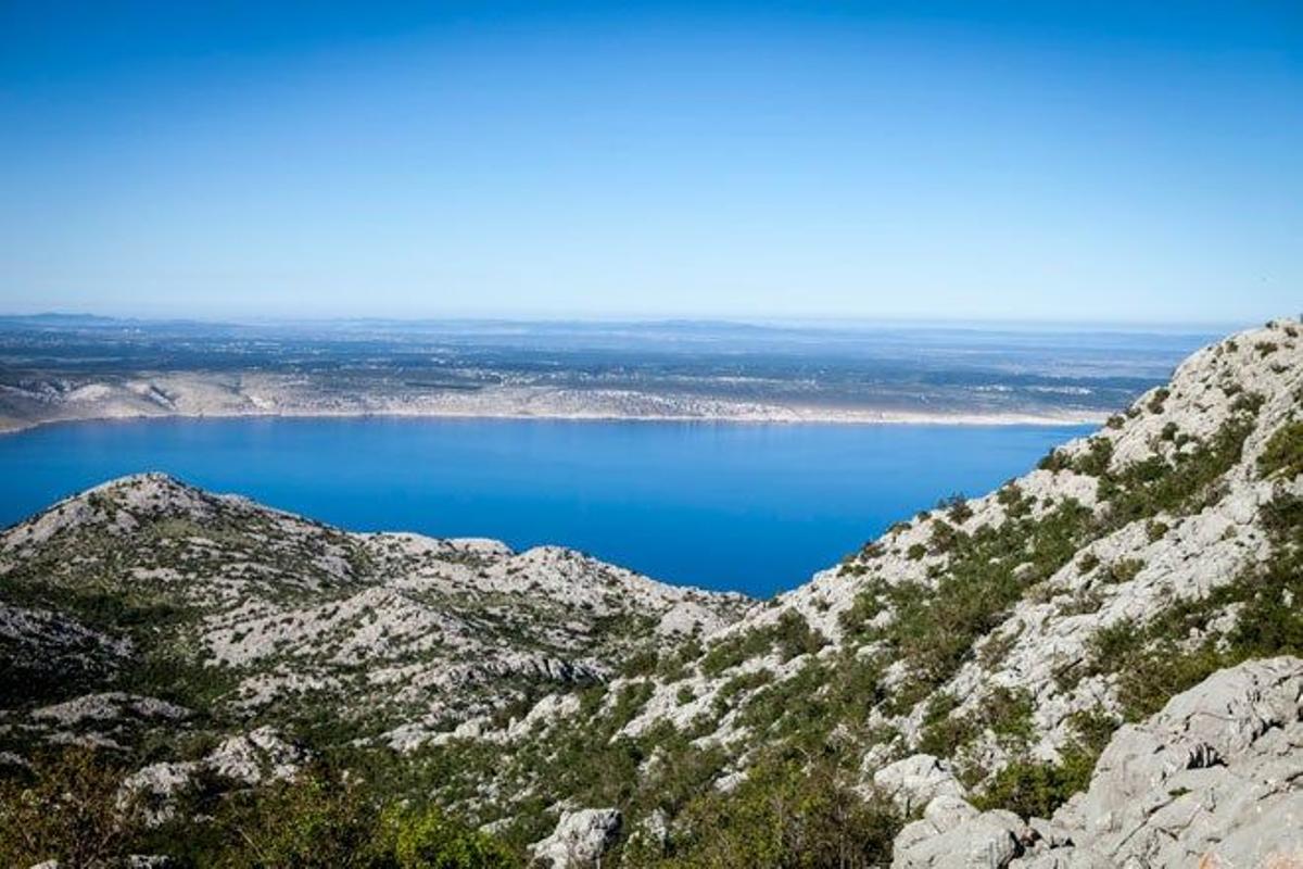 Vistas desde la isla Pag, en la Costa Dálmata.