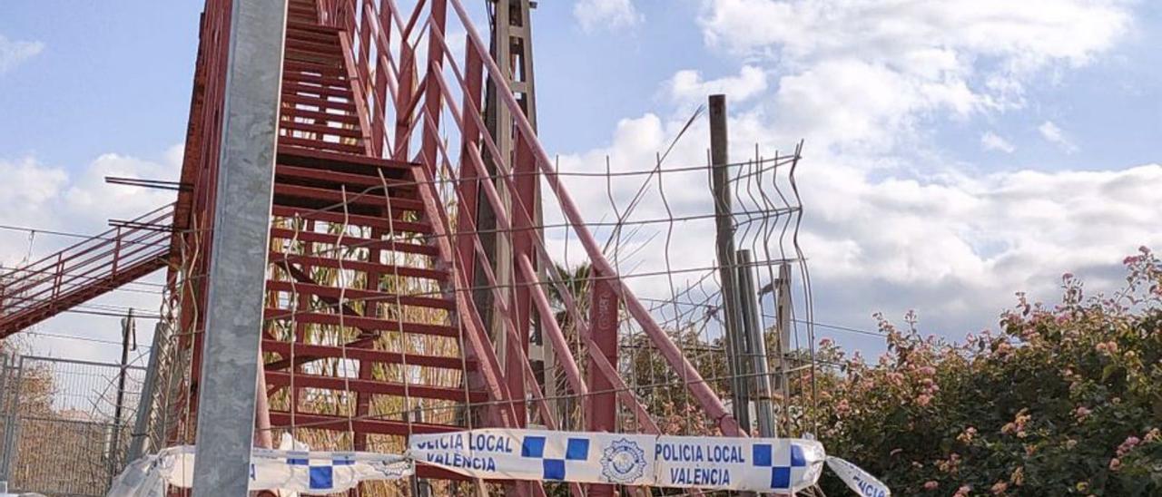 La passarel·la que uneix els dos barris es troba en un estat deplorable.  | FERNANDO BUSTAMANTE