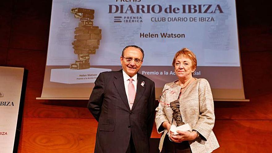 El presidente de Prensa Ibérica, Javier Moll, con Helen Watson, Premio Diario de Ibiza a la Acción Social.