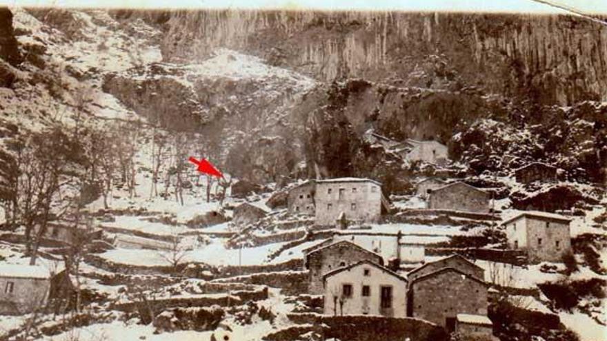 La flecha señala la casa sepultada por el «puveriu» en Camarmeña en 1945.