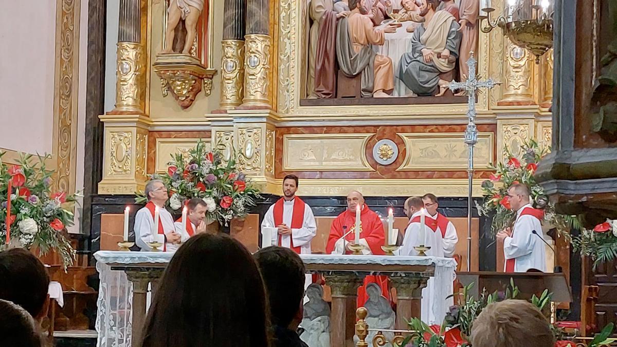 L’arquebisbe, en plena celebració de la missa