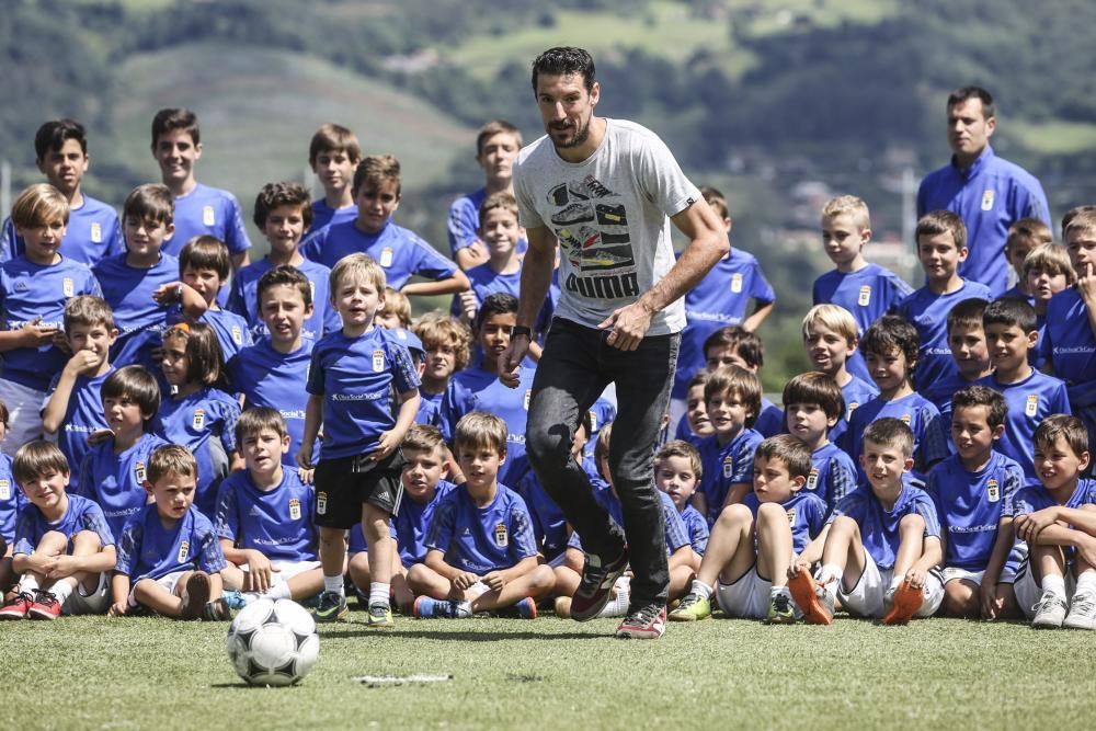 Toché visita el campus del Oviedo