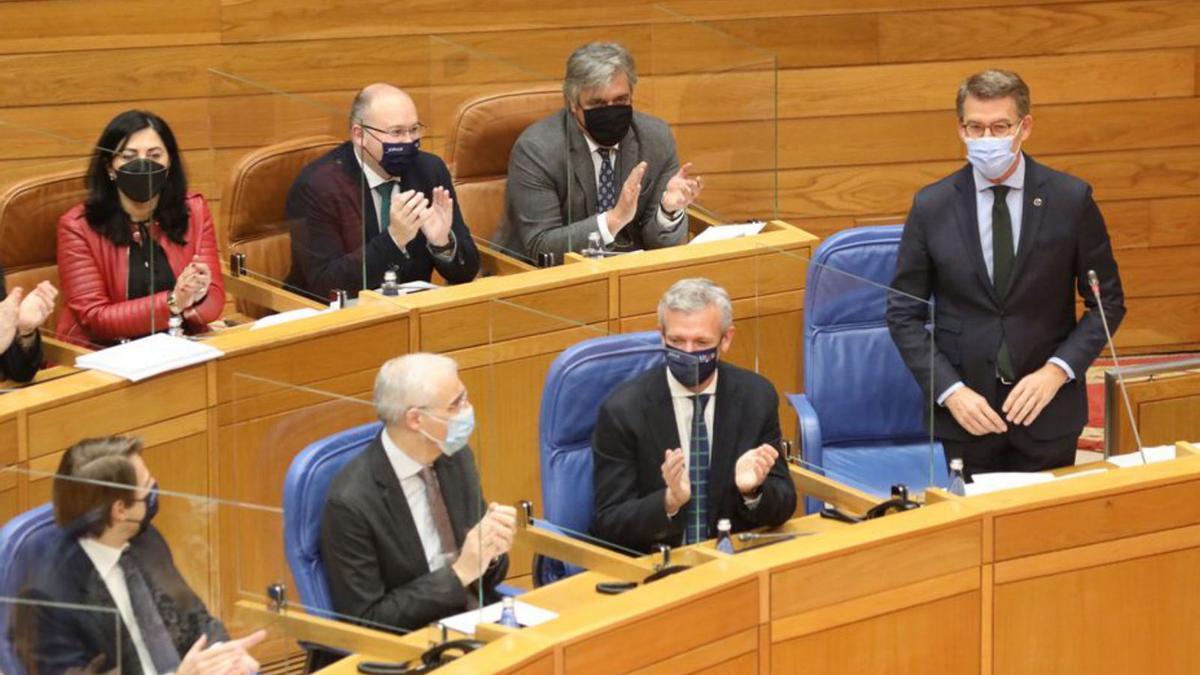 Feijóo con el grupo del PP, en la sesión de control ayer.   | // XOÁN ÁLVAREZ