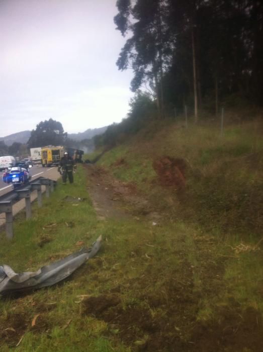 Accidente de un camión en la A-8 a la altura de Villaviciosa