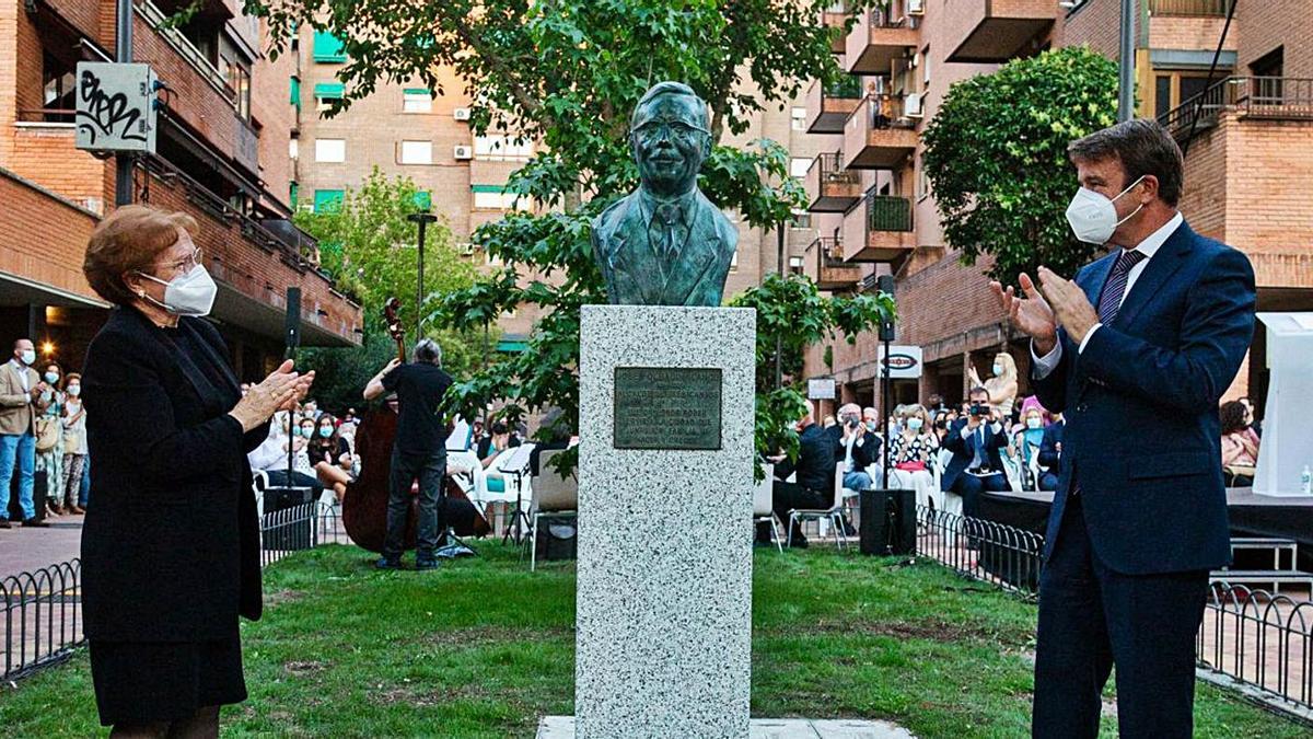 Momento de la inauguración de la estatua en el parque de la zona Sector Literatos, en Tres Cantos.