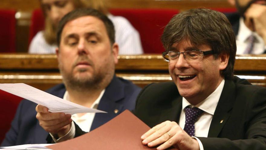 Puigdemont junto a Junqueras en el Parlamento catalán.