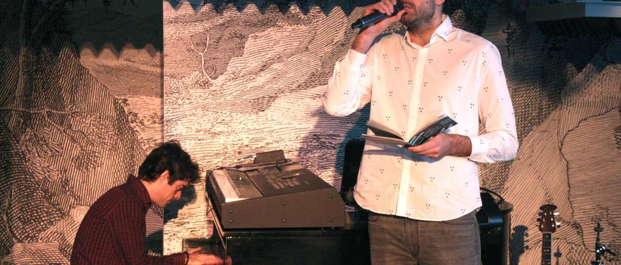 El pianista Yago Vázquez y Marcos de la Fuente, dos vigueses en el Bowery Poetry Club.