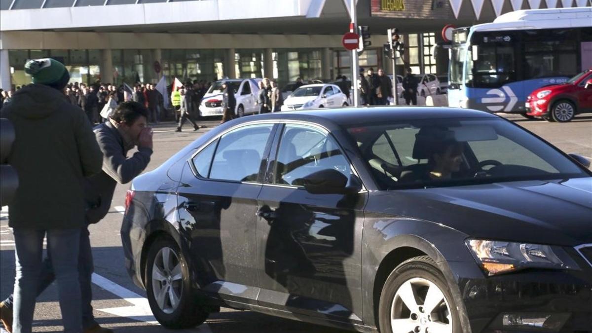 Un taxista increpa a un conductor de VTC en la estación de Atocha, en Madrid