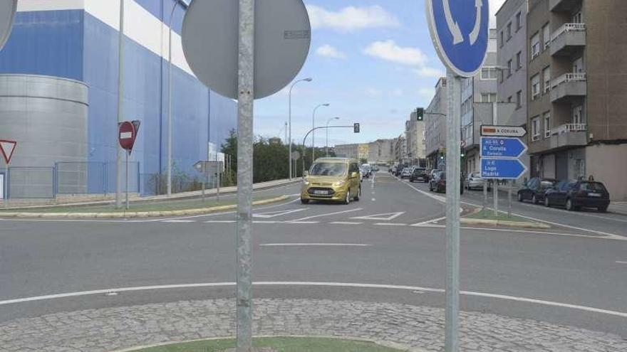 Coches circulan por el entorno de Pescanova.