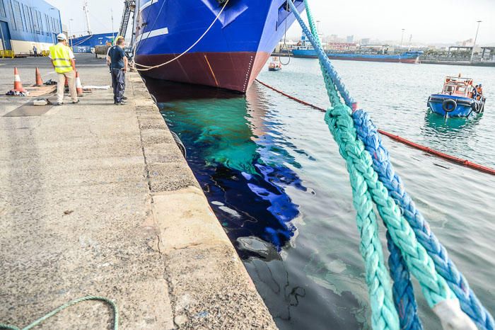 VERTIDO DE FUEL EN EL PUERTO