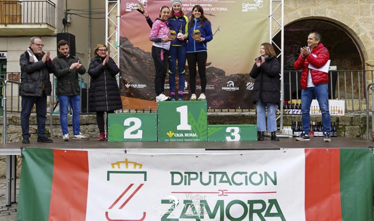 Podio femenino tras la carrera.