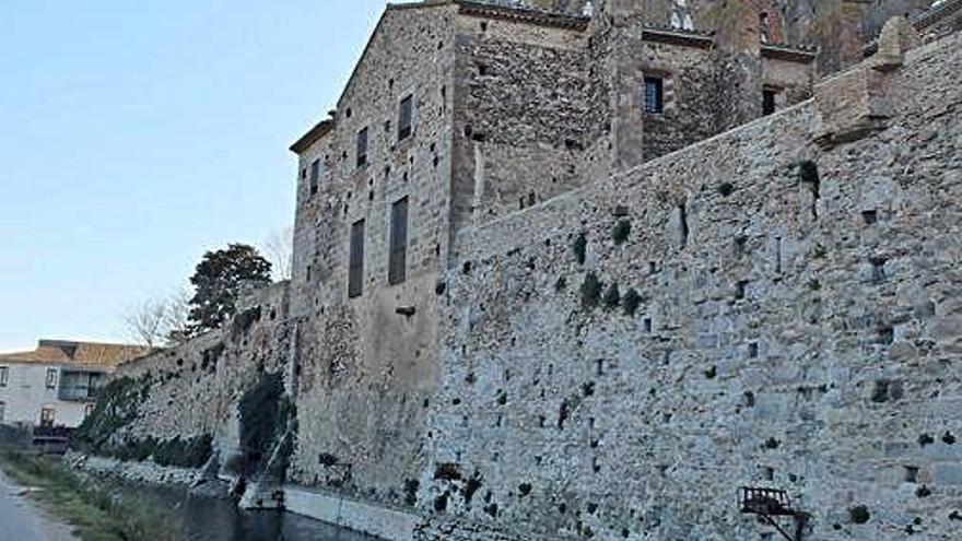 El rec del Molí ressegueix la muralla medieval.