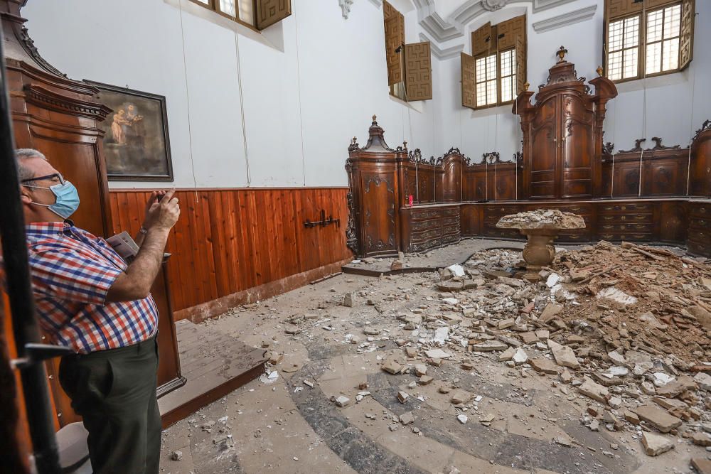 Parte de la cubierta de la sacristía de la iglesia de las Santas Justa y Rufina se ha venido abajo. El templo se ha visto afectado por las lluvias de la DANA y esta primavera.