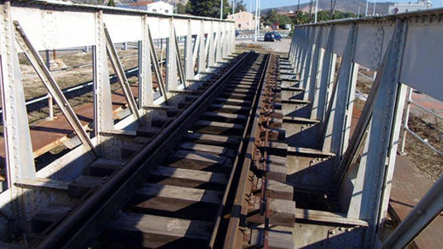 Desmontan a las 2 de la madrugada en Calp un viejo viaducto de 30 metros del «trenet»