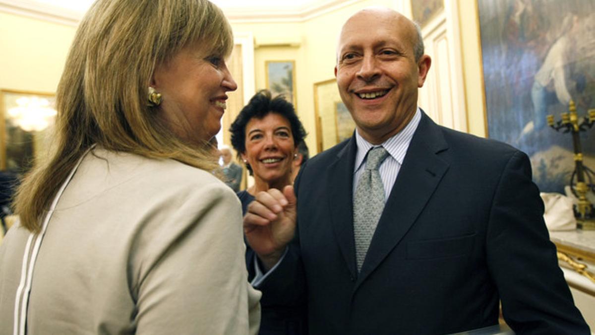 La 'consellera' Irene Rigau y el ministro de Educación, José Ignacio Wert, el pasado julio en Madrid.
