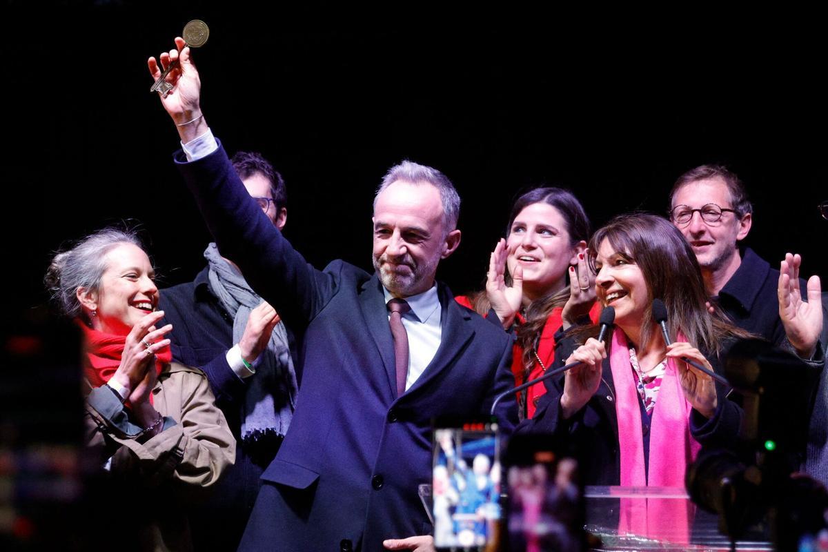 El ganador de las elecciones a la alcaldía de París, el socialista Emmanuel Gregoire, sostiene la llave de la ciudad junto a la actual alcaldesa, Anne Hidalgo, este domingo.