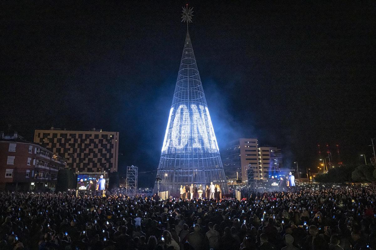 El superárbol de Navidad de Badalona. Badalona ha encendido ya las más de 82.000 luces píxel que componen su tan mediático ‘superárbol’ de Navidad.