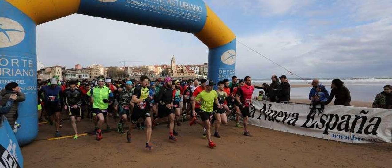 La salida de la &quot;Costatrail Gijón&quot; disputada el año pasado.