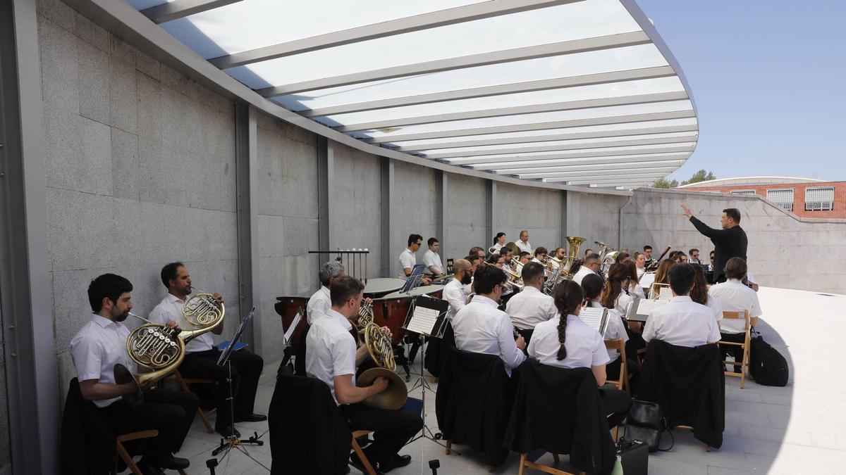 La Banda de Música Municipal "Ciudad de Oviedo", ofreciendo el recital inaugural del nuevo escenario del Parque del Oeste.