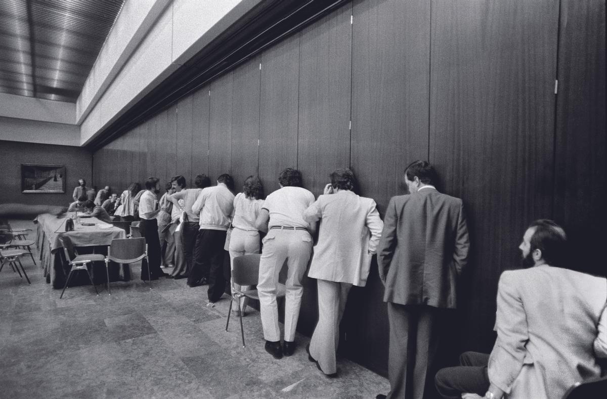 Periodistas buscan información en una reunión a puerta cerrada del Consejo político de la UCD.