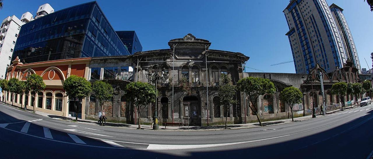 Vista panorámica de La Metalúrgica, con el tramo reformado durante las obras de la nueva sede de la Tesorería de la Seguridad Social y el resto del frente, apuntalado, precintado, sucio y lleno de pintadas.