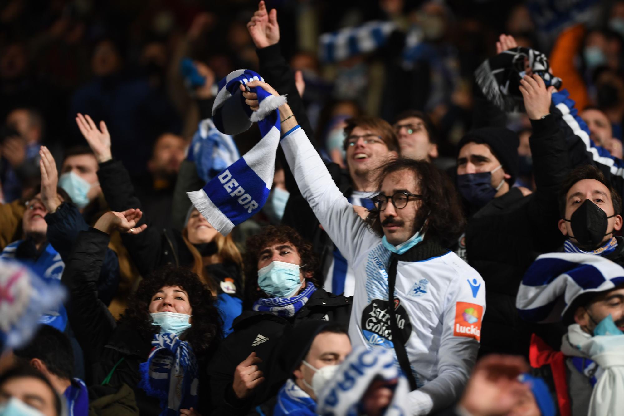 Fiesta blanquiazul en la grada del Reino León tras ganarle 2-3 el Deportivo a la Cultural