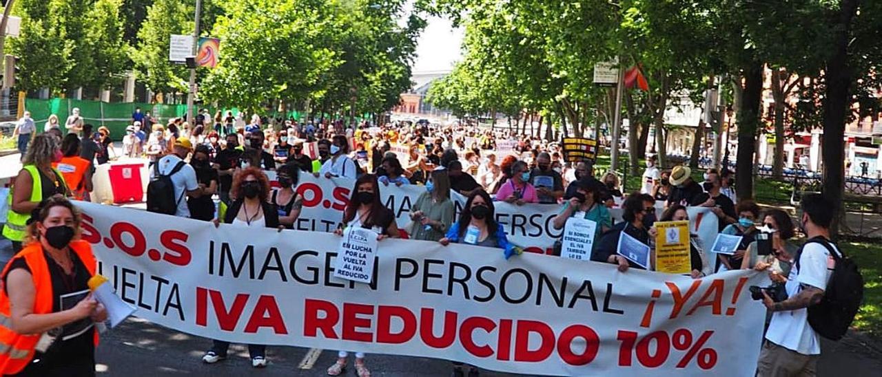 La protesta de los peluqueros y los centros de estética, ayer, en Madrid. | APPE