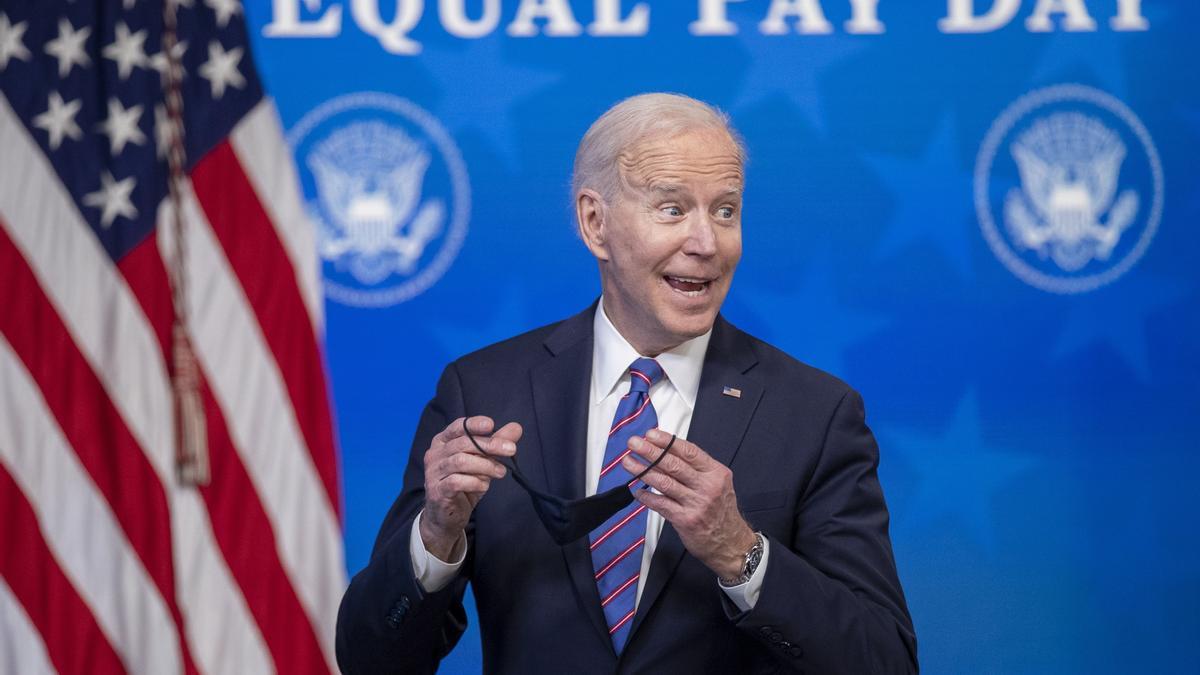 Biden firma un documento para reclamar la igualdad salarial con Megan Rapinoe