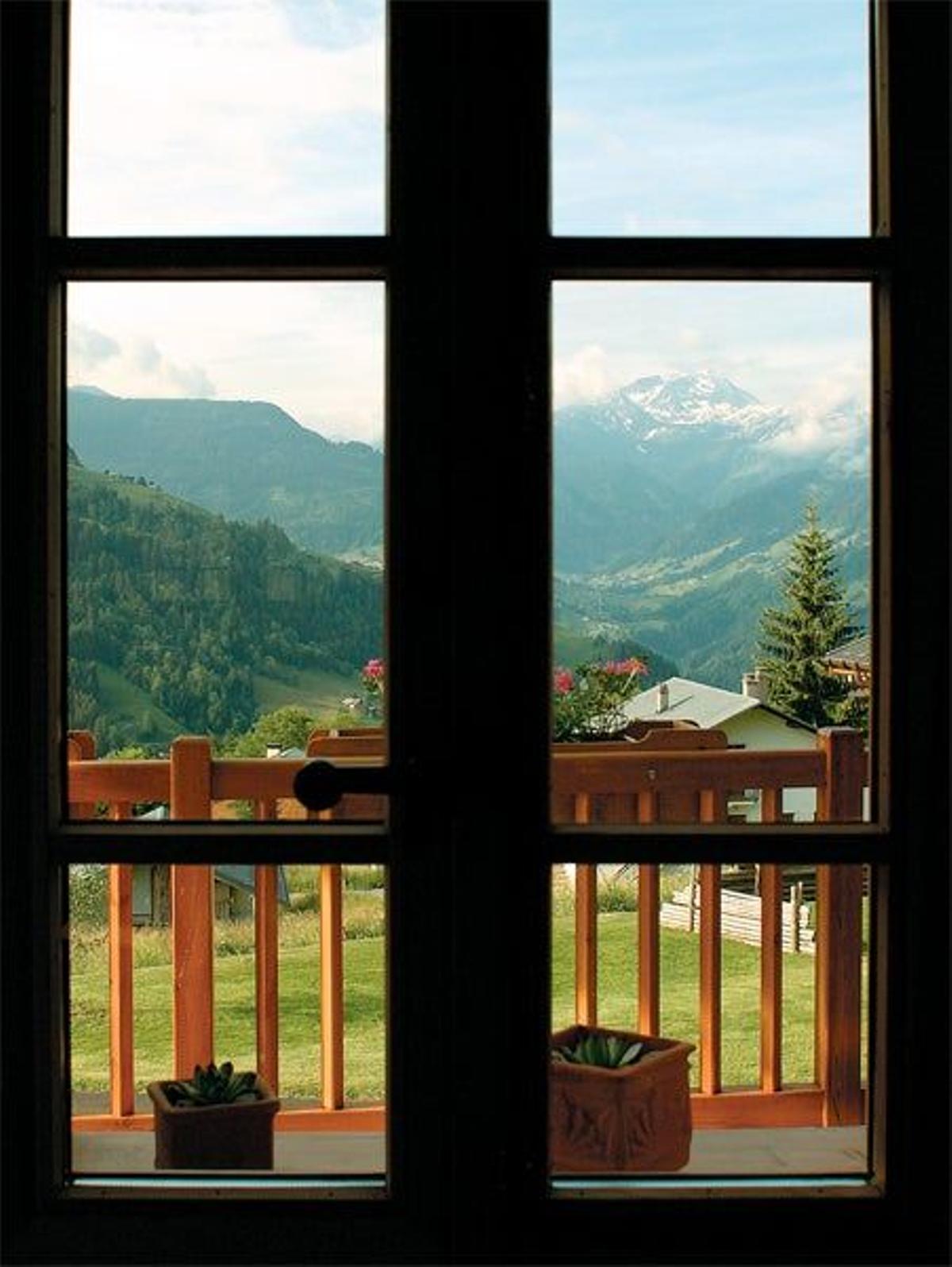 Vista de los  Alpes y de sus valles  desde el pintoresco hotel  La Ferme du Chozal, en la  localidad