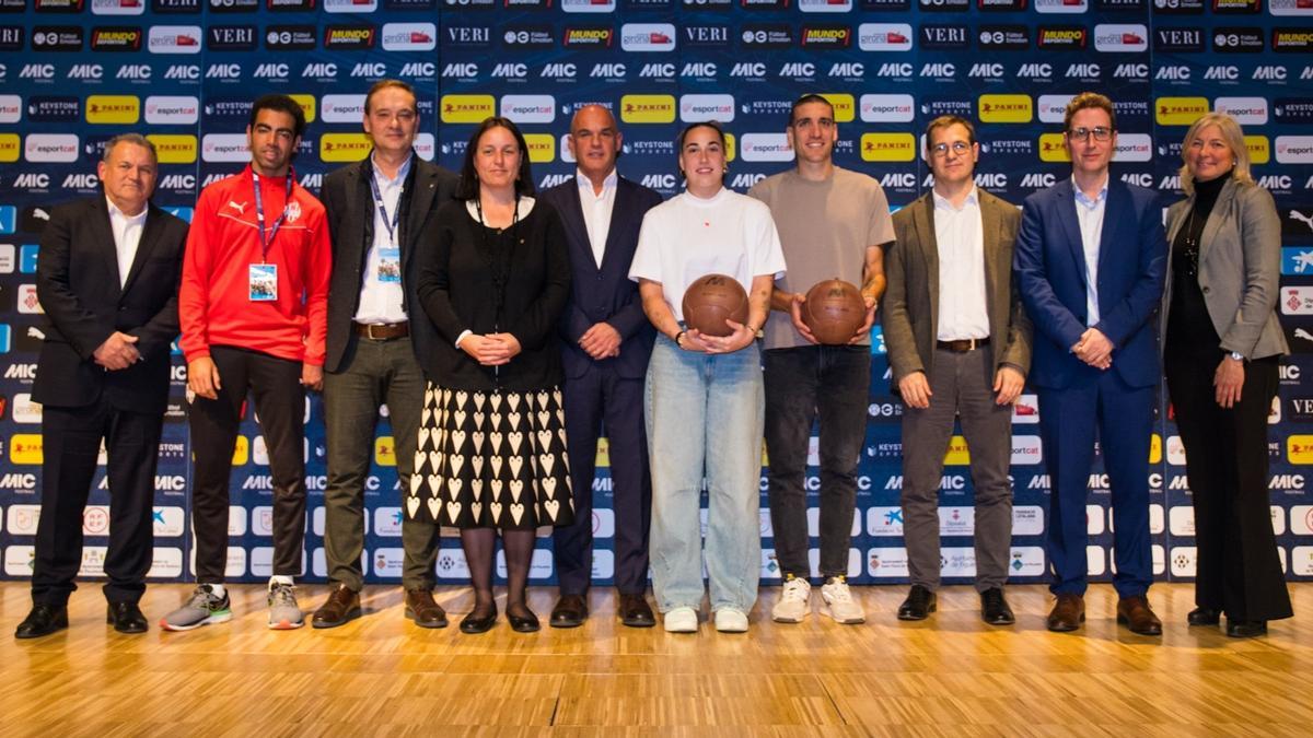 Los participantes en la presentación del MICFootball 2024; entre ellos, Cata Coll y Oriol Roeu, jugadores del Barça.