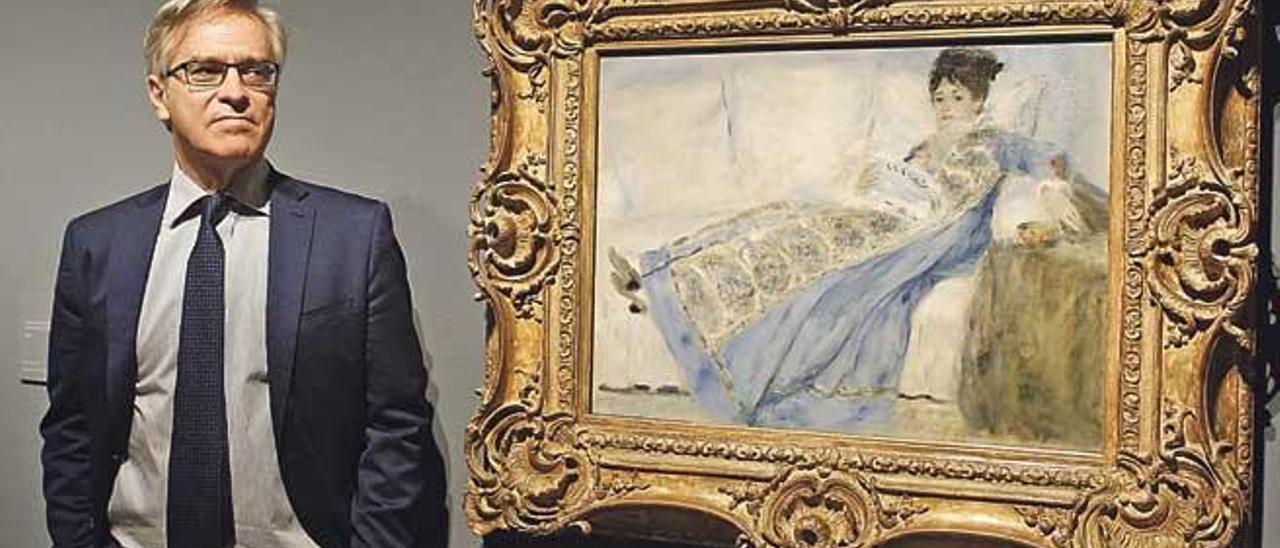 Guillermo Solana, comisario de la muestra, junto al retrato que realizó Renoir de la esposa de Monet.