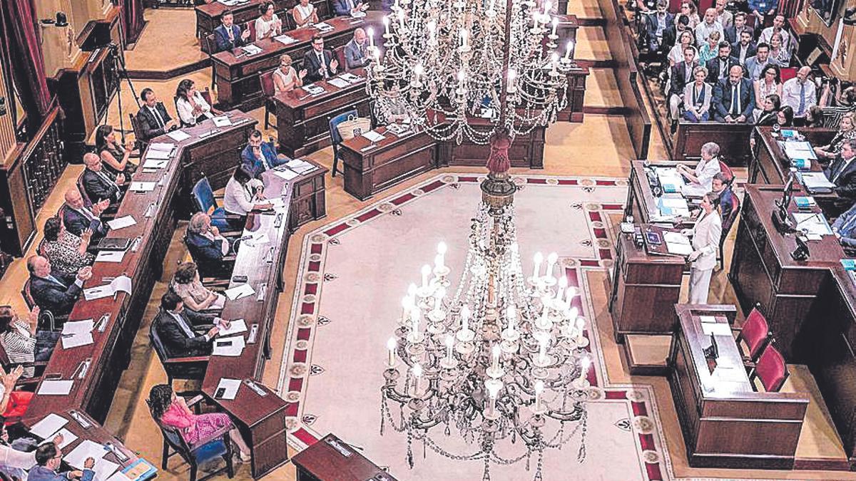 El Parlament a la sessió d'investidura de Marga Prohens